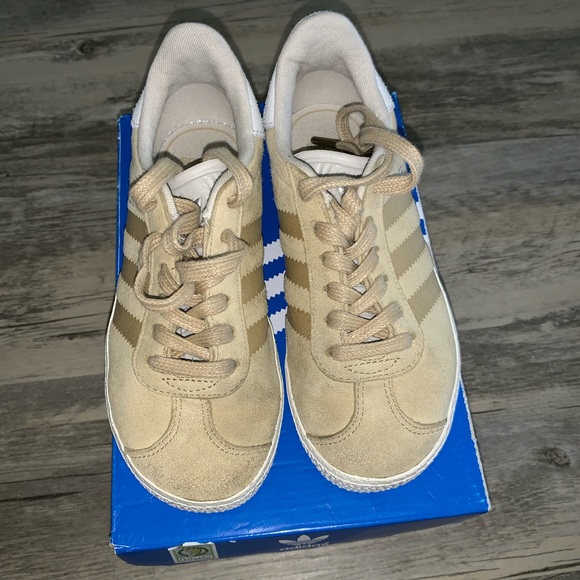 adidas Other - EUC‼️BOYS ADIDAS GAZELLE SAND/TAN SZ: 13